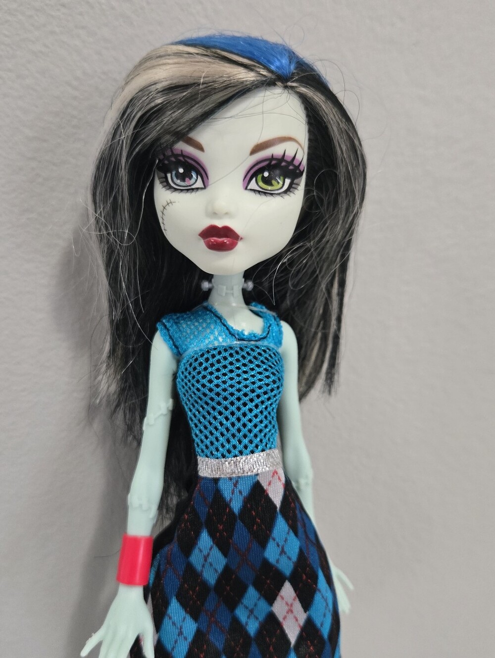 Monster High Frankie Stein Doll Blue & Green Eyes Gray Blue Hair